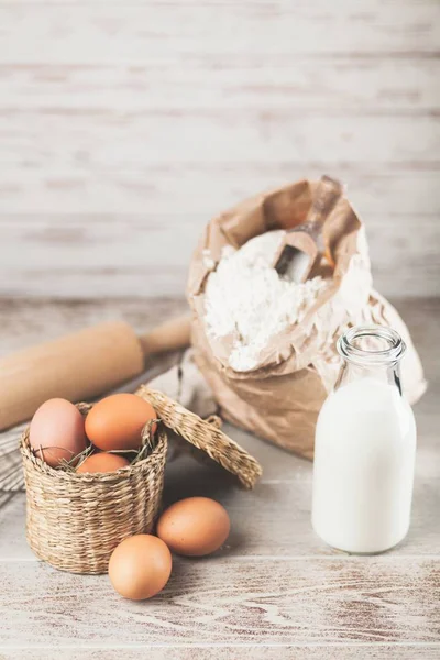 Яйца, мука и молоко — стоковое фото