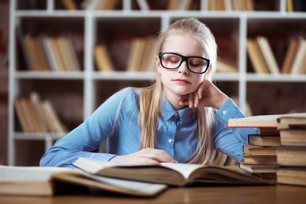 Adolescente en una biblioteca — Foto de Stock