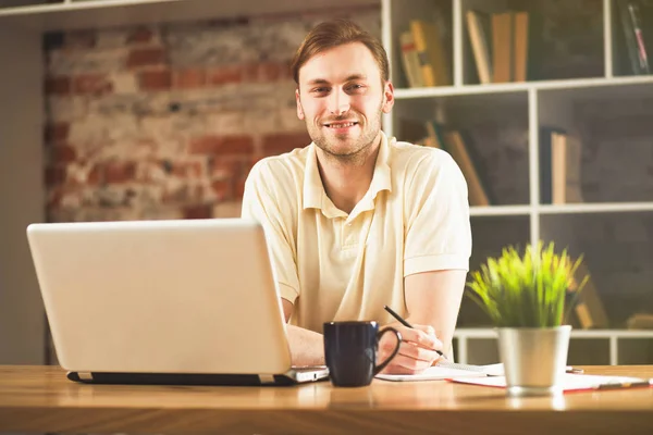 Jovem com um laptop — Fotografia de Stock