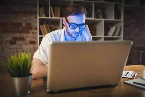 Junger Mann mit Laptop — Stockfoto