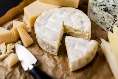 farklı çeşit peynir