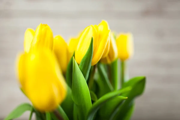 Żółte tulipany na drewniane tła — Zdjęcie stockowe