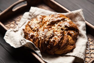 Tatlı akçaağaç şurubu ekmek