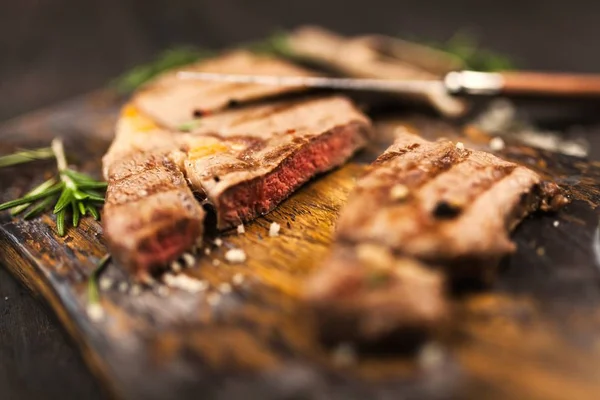 Grillad stek på skärbräda av trä — Stockfoto