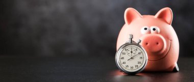 Siyah arka plan üzerine analog kronometre