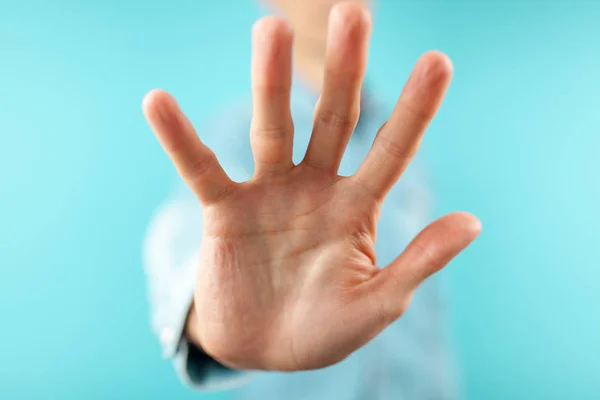 Hombre mostrando una señal de stop — Foto de Stock