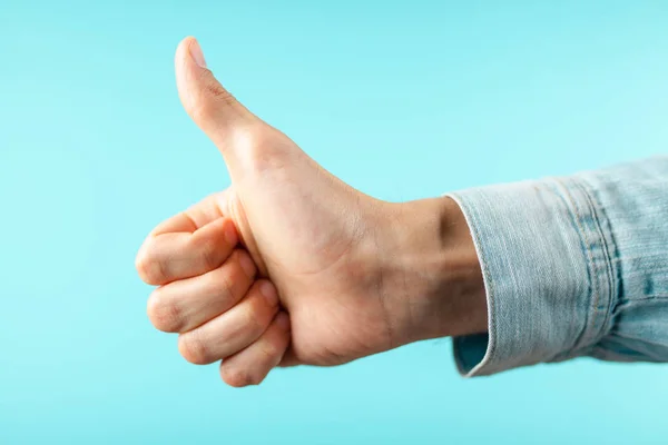 Male hand showing thumbs up — Stock Photo, Image