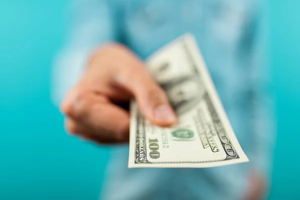 Man holding a hundred dollar bill — Stock Photo, Image