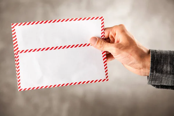 Mão masculina segurando um envelope — Fotografia de Stock