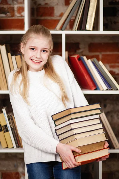 Bir kitaplıktaki genç kız — Stok fotoğraf