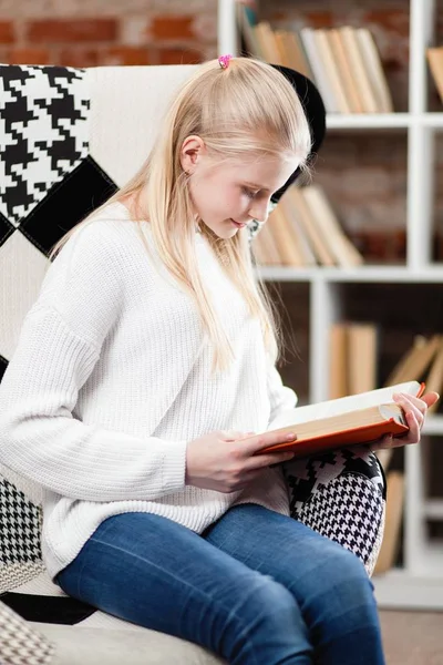 Adolescente dans une bibliothèque — Photo