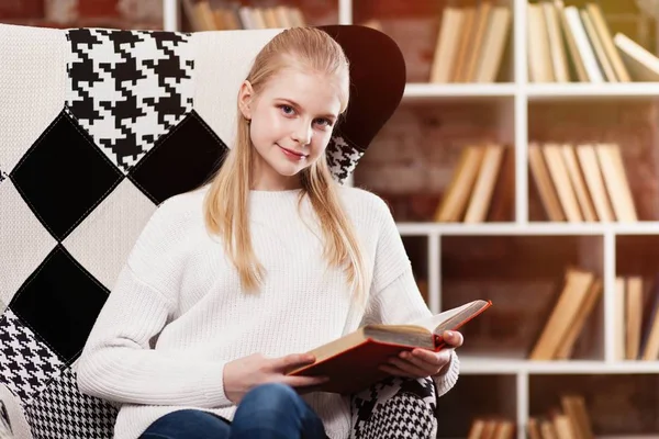 Adolescente en una biblioteca —  Fotos de Stock