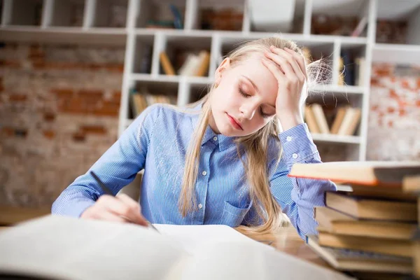 Adolescente en una biblioteca — Foto de Stock