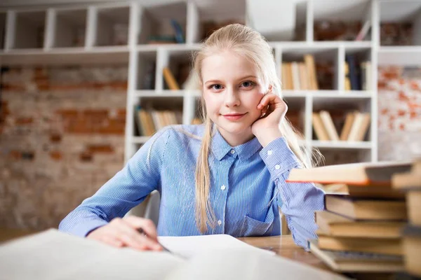 Tiener meisje in een bibliotheek — Stockfoto