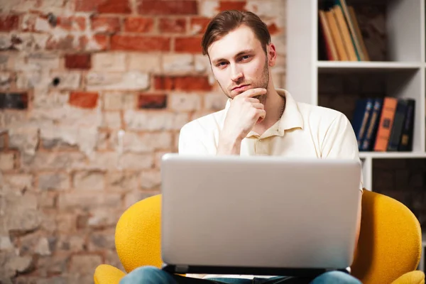 Young man with a laptop — Stock Photo, Image