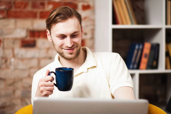 Ung man med en bärbar dator — Stockfoto