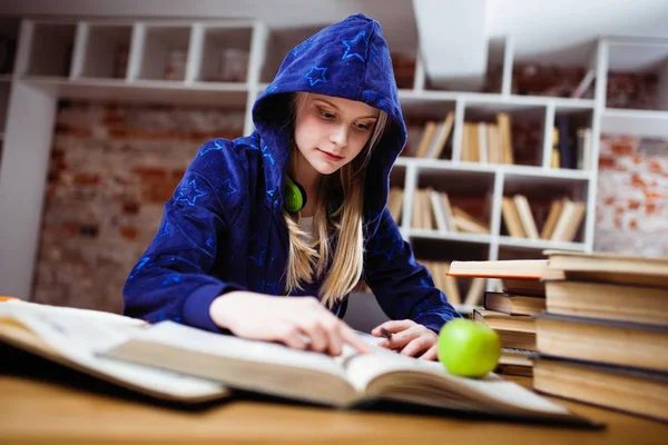 Adolescente em uma biblioteca — Fotografia de Stock