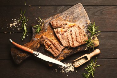 Tahta kesme tahtasında ızgara biftek.