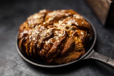 Tatlı akçaağaç şurubu ekmek