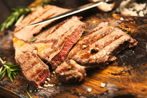 Steak grillé sur planche à découper en bois — Photo