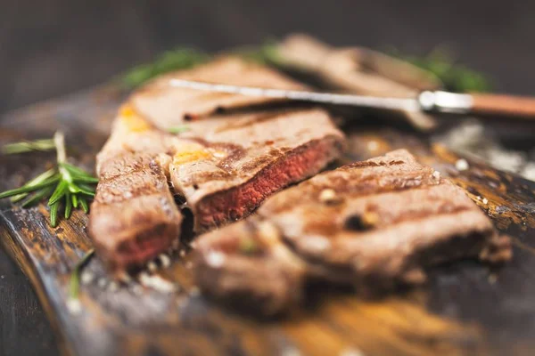 Steak grillé sur planche à découper en bois — Photo