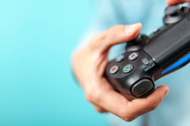 Ps4 denetleyicisi holding erkek eller