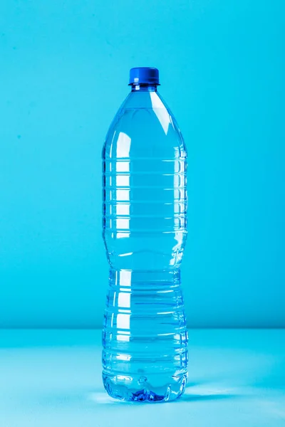 Wasserflasche aus Kunststoff — Stockfoto