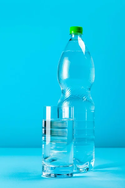 Plastik su şişesi — Stok fotoğraf