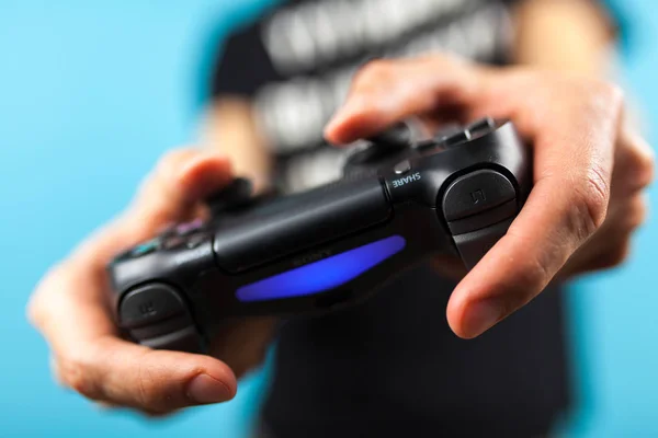 Male hands holding a PS4 controller — Stock Photo, Image