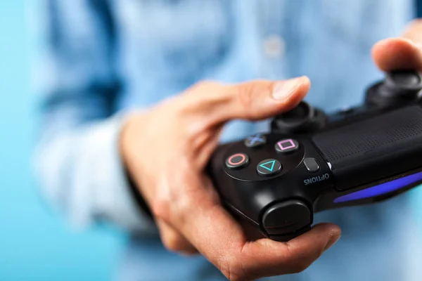 Mãos masculinas segurando um controlador PS4 — Fotografia de Stock