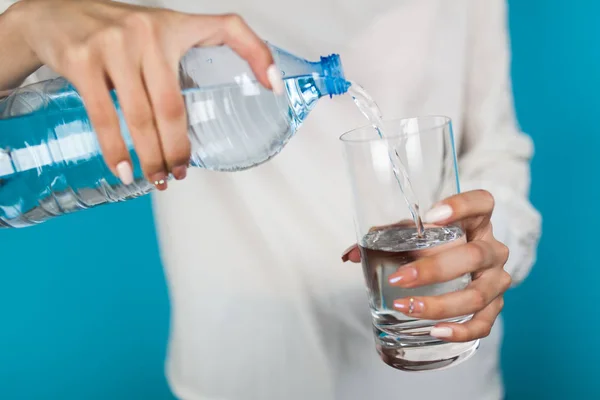Kvinne som fyller et glass vann – stockfoto