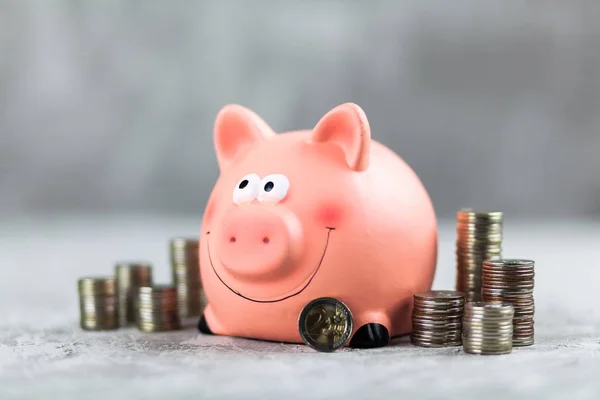 Piggy bank em fundo cinza — Fotografia de Stock