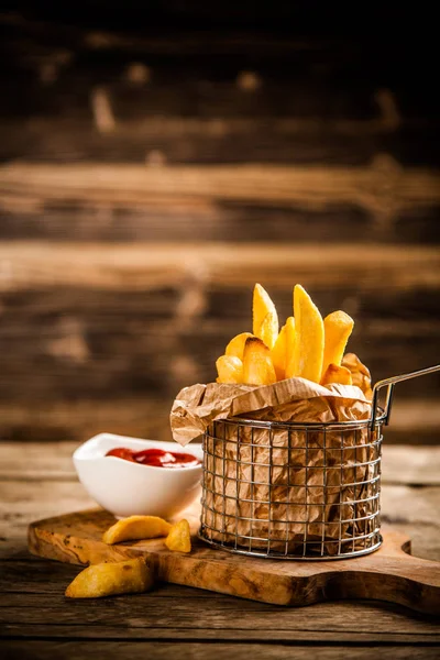 Pommes auf Holztisch — Stockfoto