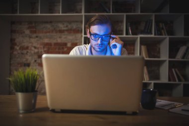 genç adam bir dizüstü bilgisayar ile