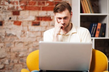 genç adam bir dizüstü bilgisayar ile