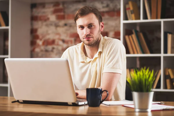 Jovem com um laptop — Fotografia de Stock