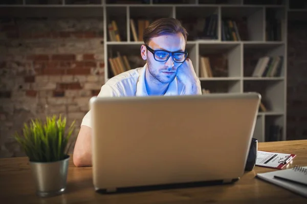 Junger Mann mit Laptop — Stockfoto