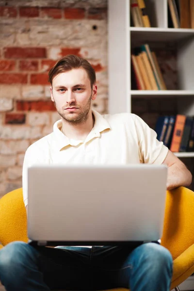 Jonge man met een laptop — Stockfoto