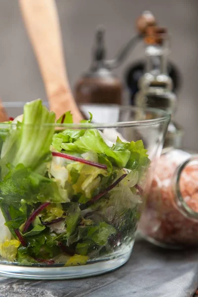 Frischer grüner Salat — Stockfoto