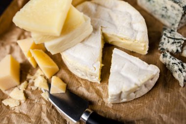 farklı çeşit peynir