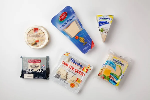 Sortiment an Käse in Originalverpackung — Stockfoto