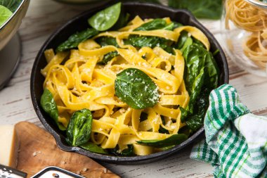 Ispanak tagliatelle makarna