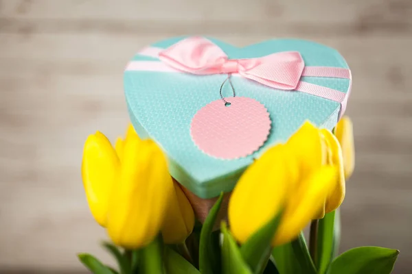 Gele tulpen op houten achtergrond — Stockfoto