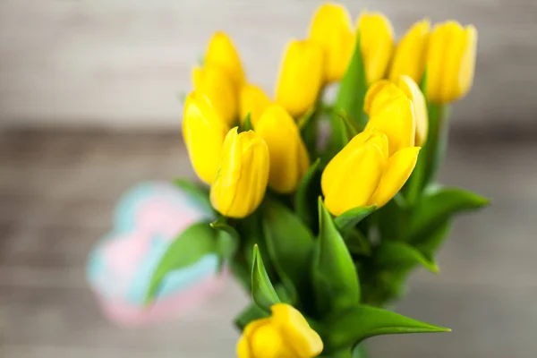 Tulipanes amarillos sobre fondo de madera — Foto de Stock