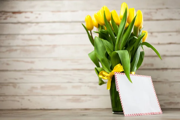 Tulipanes amarillos sobre fondo de madera — Foto de Stock