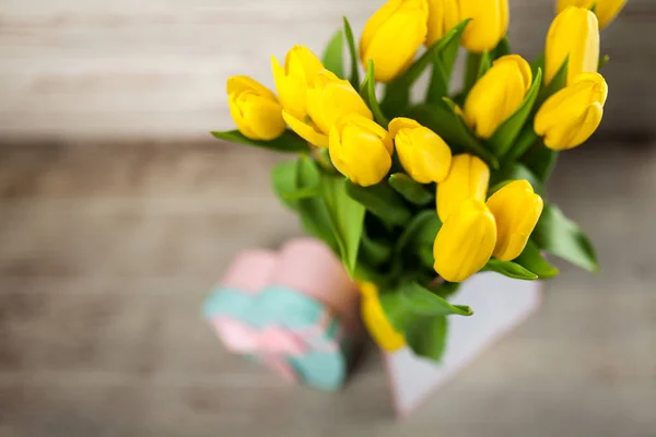 Tulipanes amarillos sobre fondo de madera — Foto de Stock