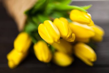 ahşap zemin üzerine Sarı laleler