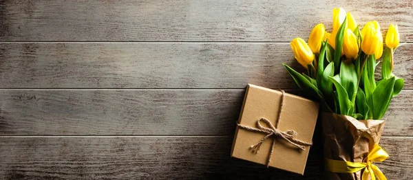 Yellow tulips on wooden background — Stock Photo, Image