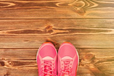 Ahşap doku pembe spor ayakkabı