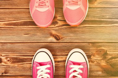 Ahşap doku pembe spor ayakkabı